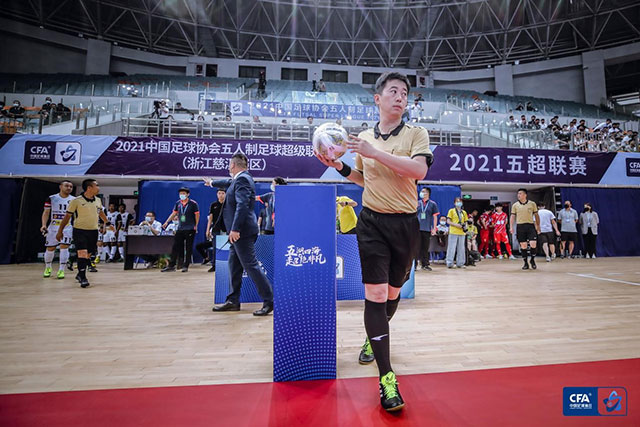 C罗庆祝击败达马克：打进2球全取3分